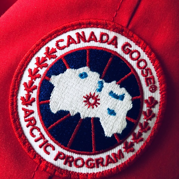 a red jacket (bomber) Canada Goose 🇨🇦 - Picture 6 of 6